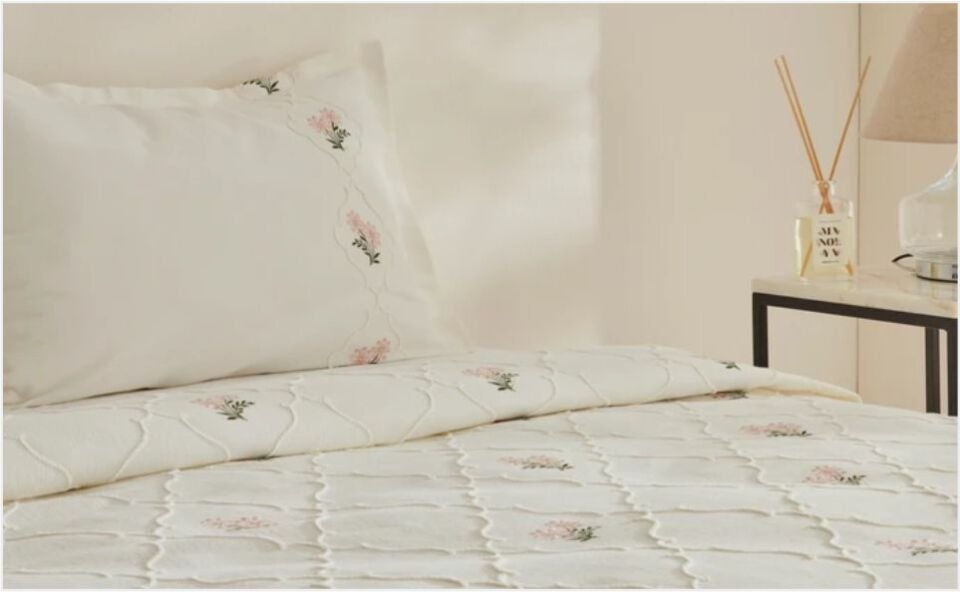 Karaca Home Myra Çiçekli Nakışlı Çift Kişilik Yatak Örtüsü Ekru