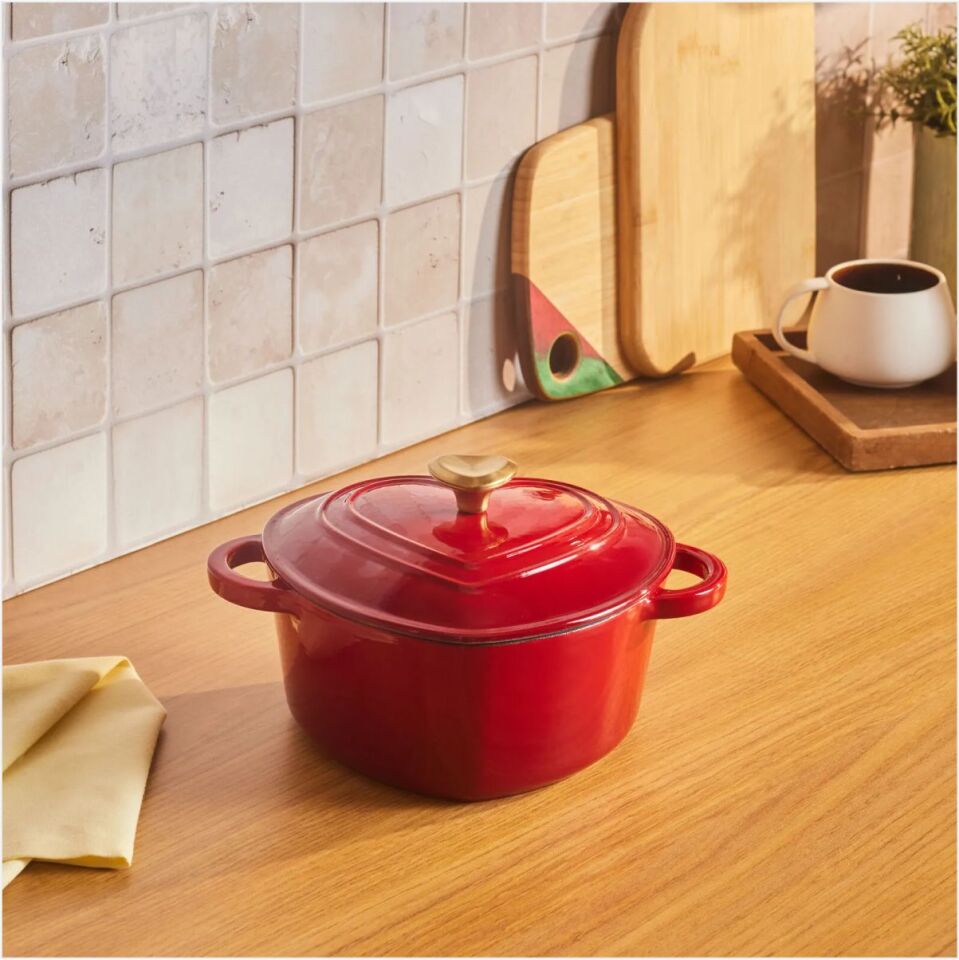 KARACA LOVE DEMİR DÖKÜM EMAYELİ TENCERE KIRMIZI